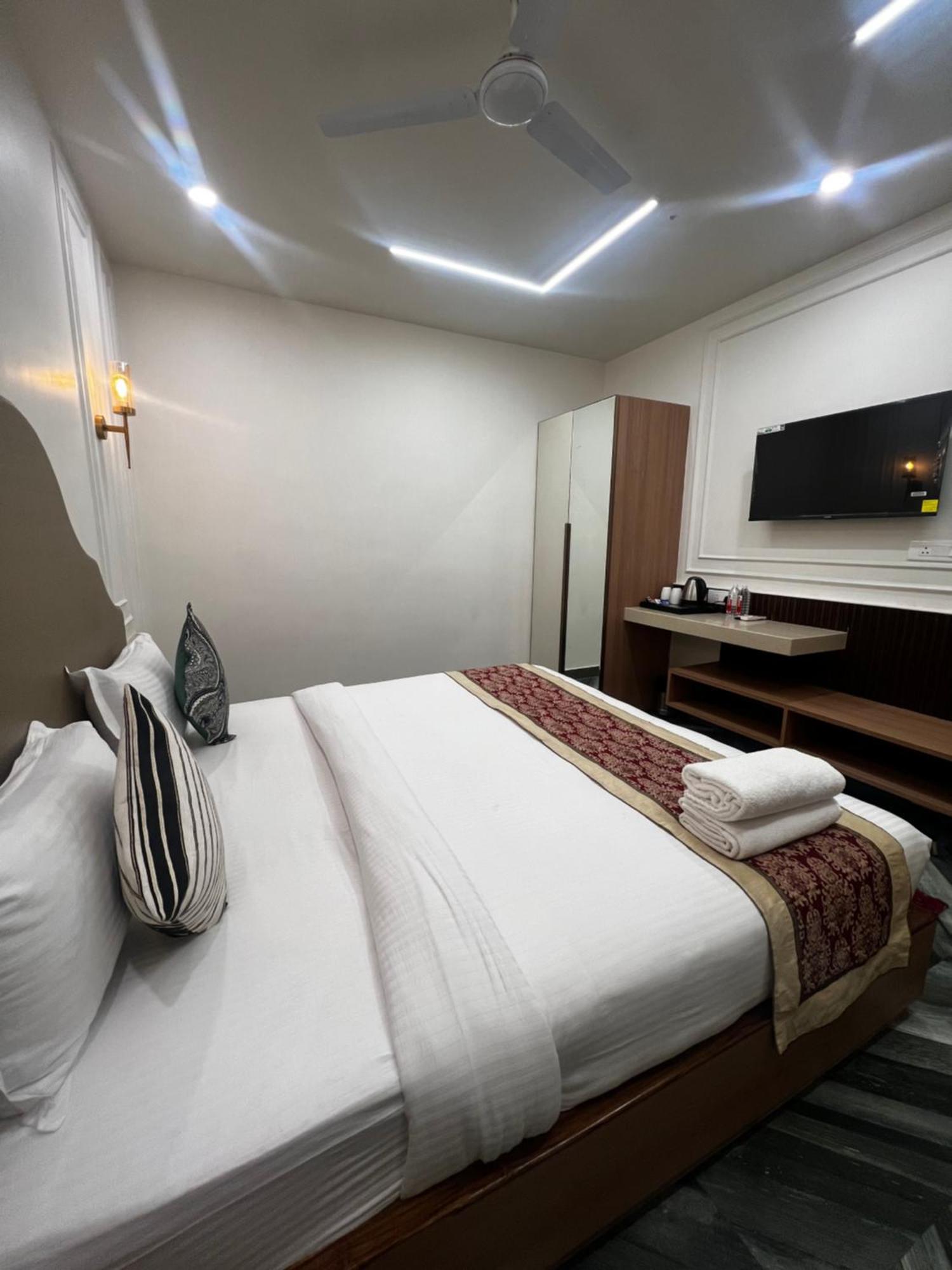 Anaya Retreat Hotel Varanasi Bagian luar foto