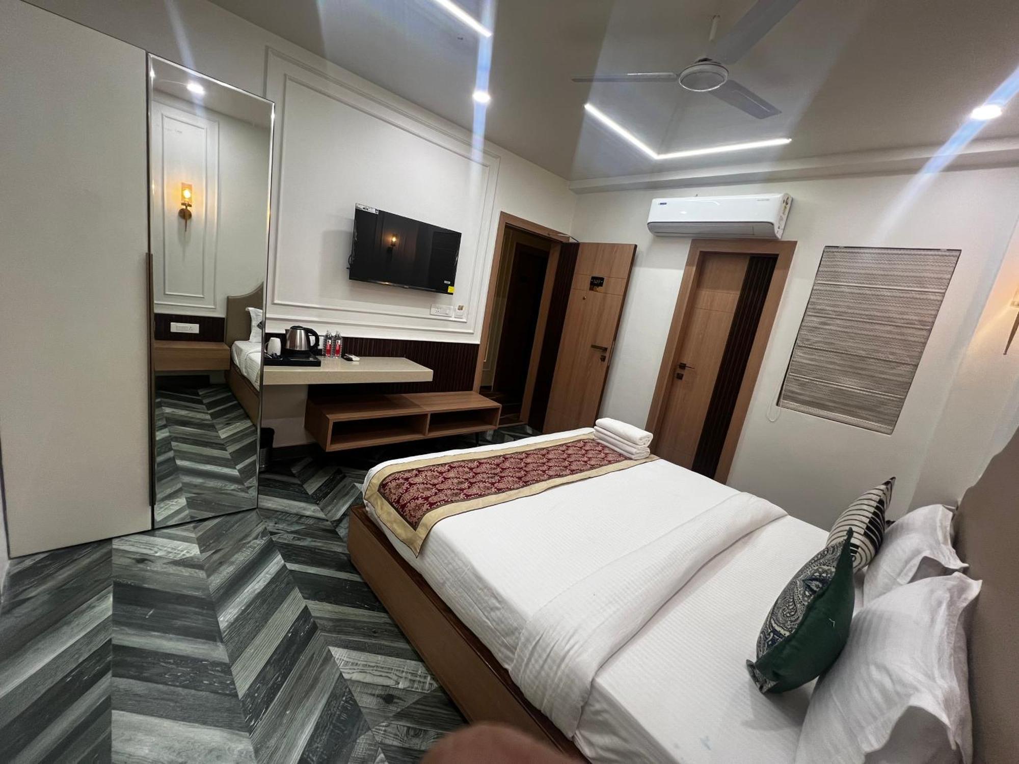 Anaya Retreat Hotel Varanasi Bagian luar foto